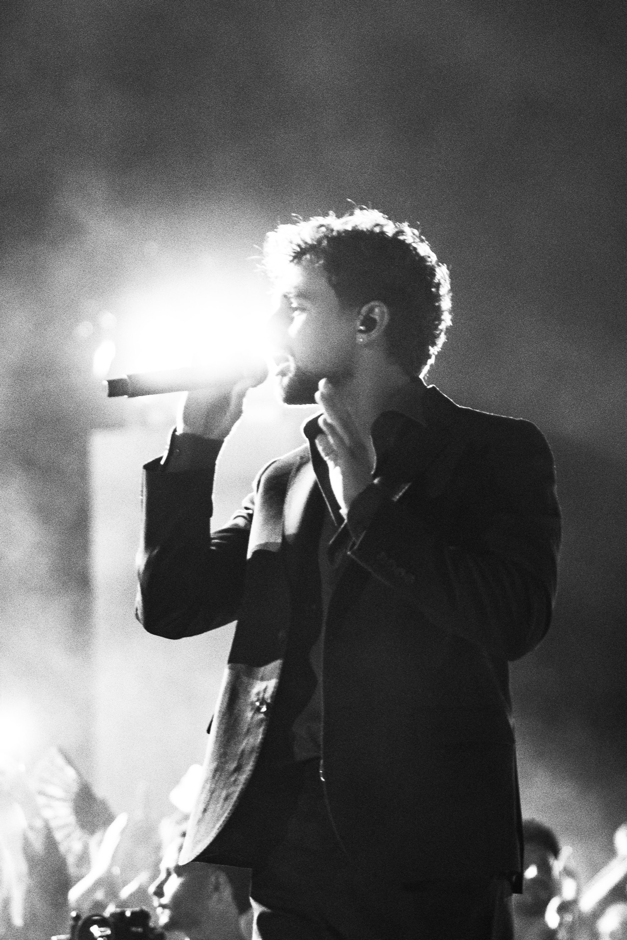 Black and white profile of Saint Levant into the microphone, backlit